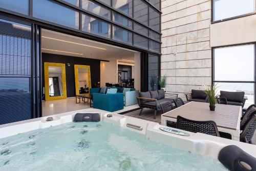 Fasilitas, Sea-Breeze Penthouse with Jacuzzi in Bat Yam