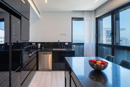 Dapur, Sea-Breeze Penthouse with Jacuzzi in Bat Yam
