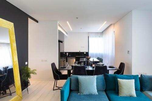 Dapur, Sea-Breeze Penthouse with Jacuzzi in Bat Yam