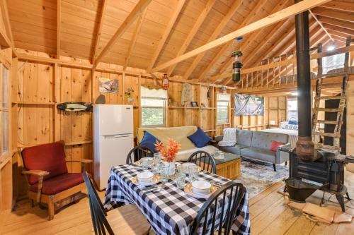 Riverfront Greenbush Studio with Porch and Views! in 米爾福德 (ME)