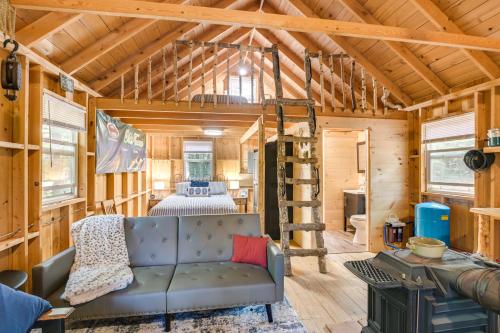Riverfront Greenbush Studio with Porch and Views! in 米爾福德 (ME)