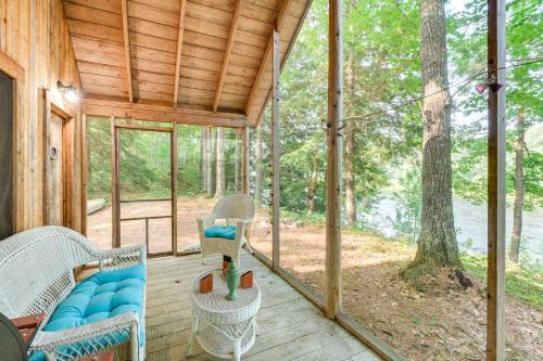 Riverfront Greenbush Studio with Porch and Views! in 米爾福德 (ME)