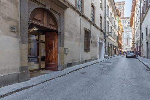 Charming Loft Near the Duomo Cathedral - image 9
