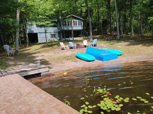 Cabin on the lake, and trails! in Birchwood, Vereinigte Staaten von Amerika