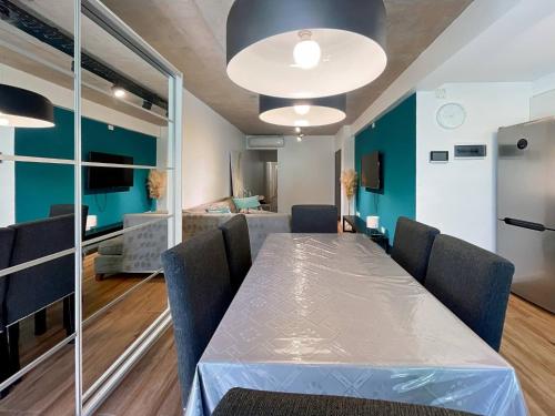 Restorāns, Urban Retreat Elegant Modern Apartment with Balcony in Villa del Parque in Villa del Parque