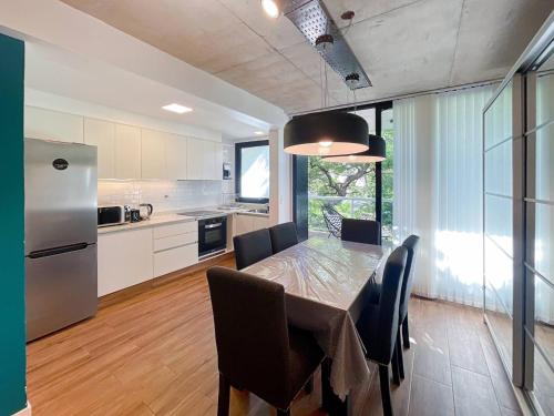 Urban Retreat Elegant Modern Apartment with Balcony in Villa del Parque in Villa del Parque
