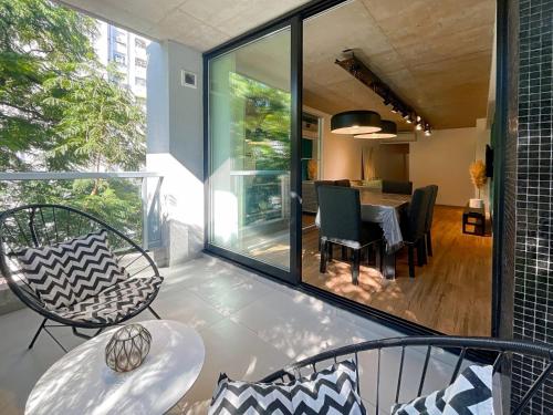 Urban Retreat Elegant Modern Apartment with Balcony in Villa del Parque in Villa del Parque