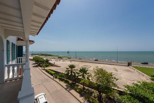 Deluxe King Room with Sea View image 1