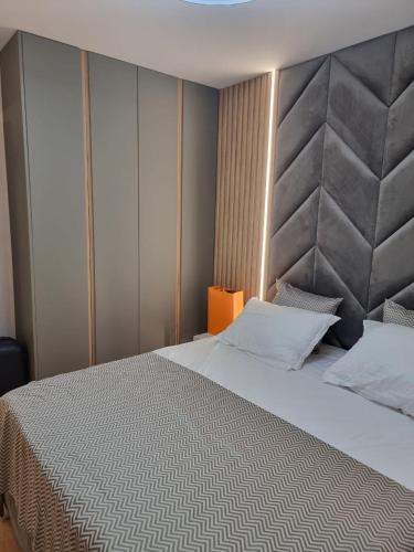 One-Bedroom Apartment image 5