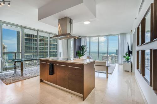 ICON Brickell Miami- 2 bedroom Condo with City and water views! in Miami, USA