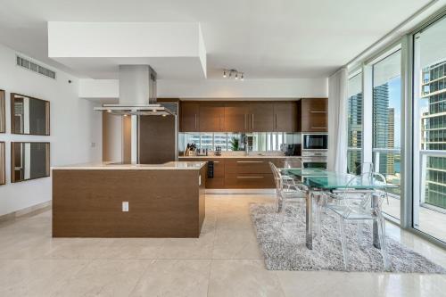 ICON Brickell Miami- 2 bedroom Condo with City and water views! in Miami, USA