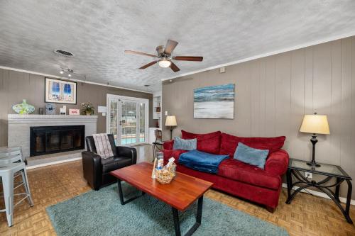 6 Queen Bed Home Near White Rock POOL & DECK! in Claremont