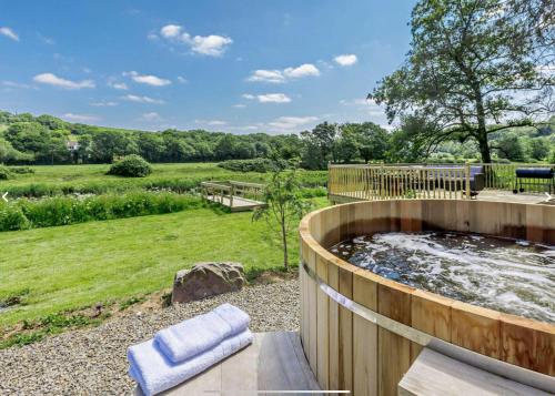 Karstais baseins, Luxury Riverside Escape in North Devon! Stunning Views in Weare Giffard