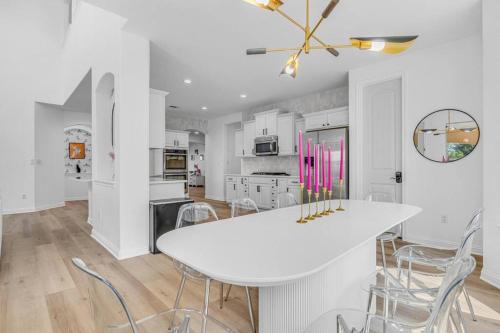 Retro Chic House 5BR W Pool Hot tub Mid term in Round Rock, USA