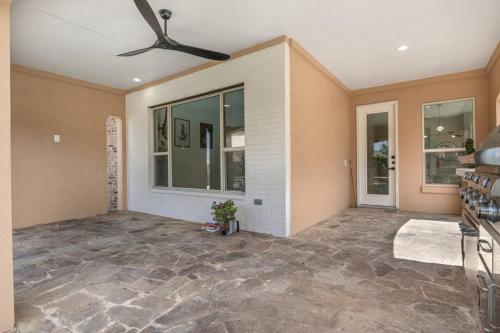 Retro Chic House 5BR W Pool Hot tub Mid term in Round Rock, USA