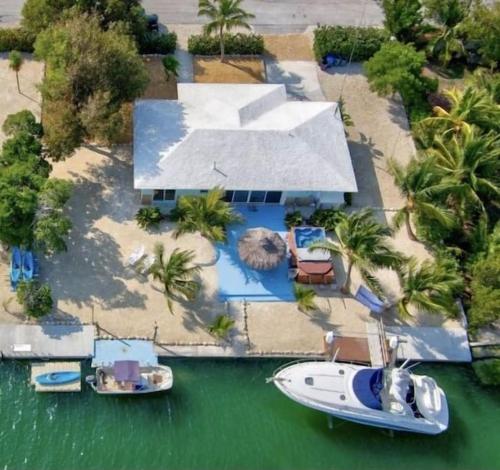 Twin Dolphin - Marathon Deep Water Canal Home! in Marathon, USA