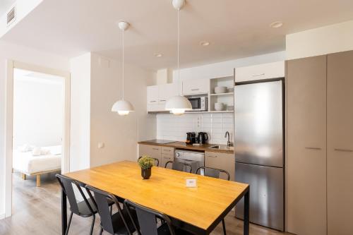 Deluxe Three-Bedroom Apartment image 10