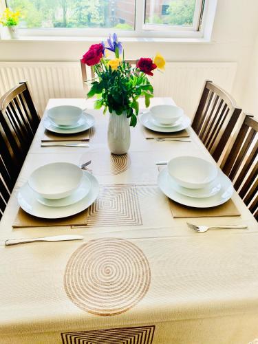 Town Centre, top floor 2 bed apartment with parking, Stratford-upon-Avon (photo 3)