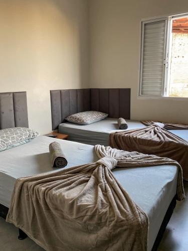 2 twin beds