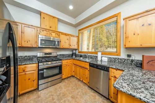 Sierra Pines Villa Deck Jetted Tub Game Rm in Shaver Lake (CA)
