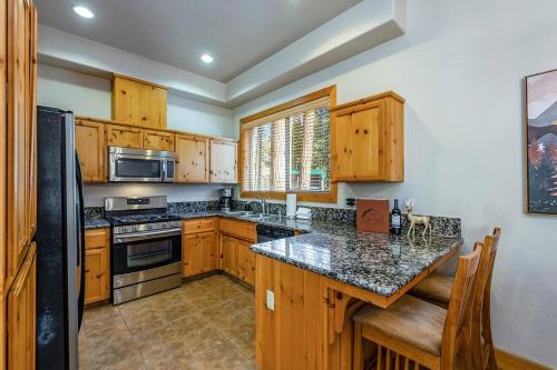 Sierra Pines Villa Deck Jetted Tub Game Rm in Shaver Lake (CA)