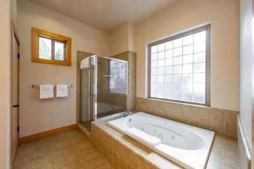 Sierra Pines Villa Deck Jetted Tub Game Rm in Shaver Lake (CA)