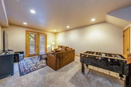 Sierra Pines Villa Deck Jetted Tub Game Rm in Shaver Lake (CA)