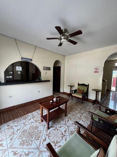 . Hostal Amanecer