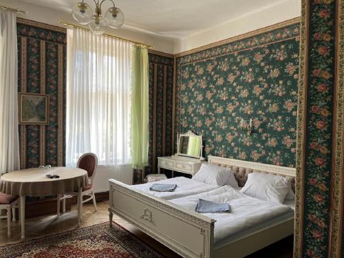 1 queen bed, 1 twin bed