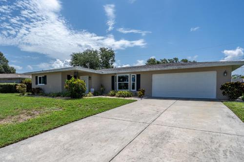 Sunny Cottage with lanai and garage, only 4 miles from Siesta Key in Sarasota, USA