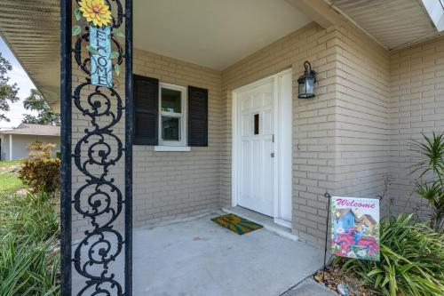 Sunny Cottage with lanai and garage, only 4 miles from Siesta Key in Sarasota, USA