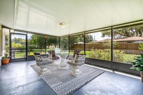Sunny Cottage with lanai and garage, only 4 miles from Siesta Key in Sarasota, USA