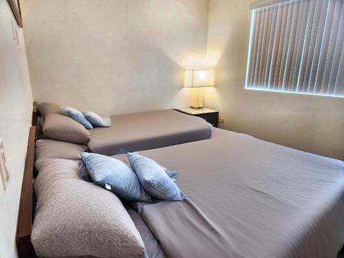 Three-Bedroom Apartment room in Modern Luxury ENTIRE Apartments in the Heart of Los Angeles