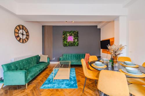Super Central 2 Bedroom Flat Next to Brighton Beach & Shopping Center