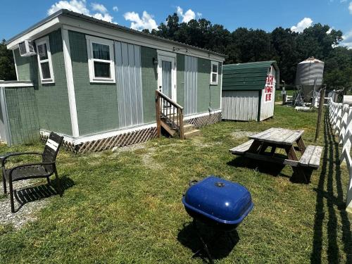 Farm Stay w pool - 15 Mins to Chattanooga- Tiny 2 in Wildwood, USA