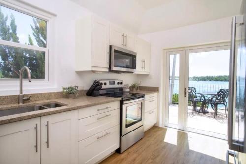Cocina, Modern Apartment St Georges Bermuda in St. George