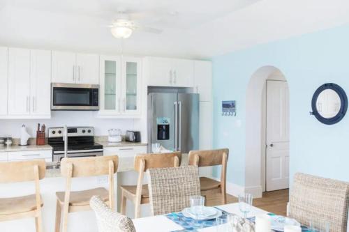 Cocina, Modern Apartment St Georges Bermuda in St. George
