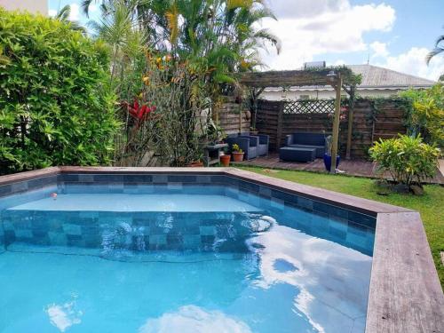 Jolie maison avec piscine Jolie maison avec piscine