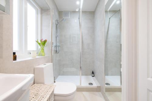Gorgeous 1 BR Near Portobello & Notting Hill - image 11