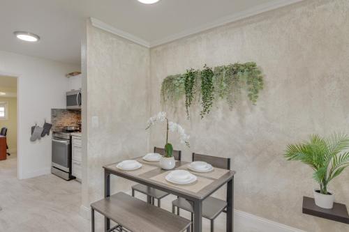 Miami Gardens Apartment 5 Mi to Hard Rock Stadium in Miami Gardens, USA