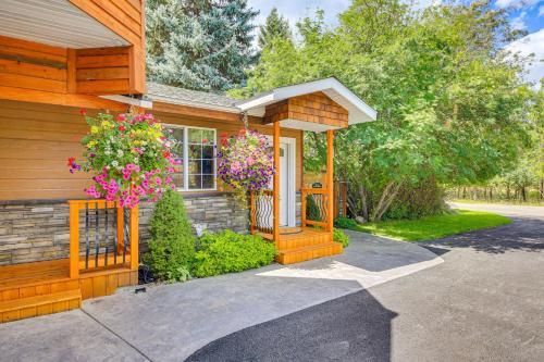 . Homey Pet-Friendly Libby Cottage w/ Yard by Creek!