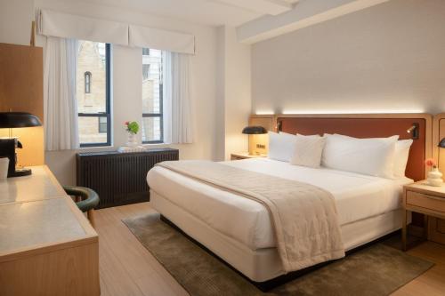 Deluxe Queen Room image 6
