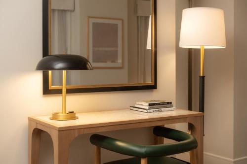 Deluxe Queen Room image 3