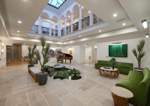 Sophisticated Grand Mansion in Los Angeles, USA