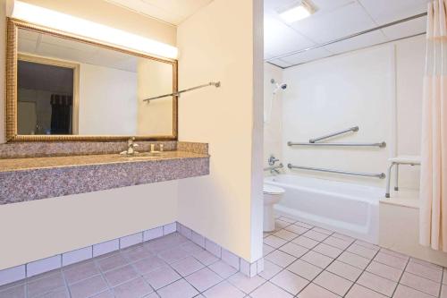 Queen Room with Bath Tub - Mobility Accessible/Non-Smoking