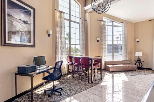 商务中心, 中国湖贝斯特韦斯特酒店 (Best Western China Lake Inn) in 里奇雷斯特(CA)