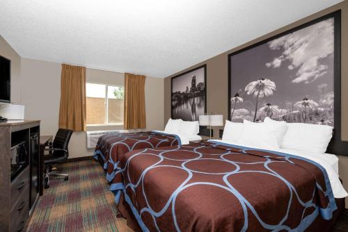 Super 8 by Wyndham Glenwood in Glenwood, USA