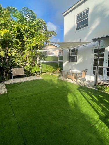 Udvendig, Scarlett Studios 1-US EMBASSY & America Uni 7 Mins Drive- Lloyd Erskine Centre & Ross Uni 5 Mins Dri in Bridgetown