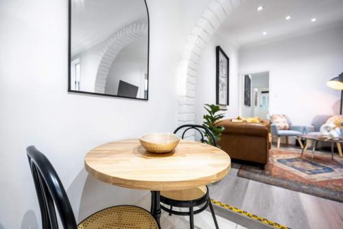 Contemporary 2-Bed House in Trendy Enmore - image 5