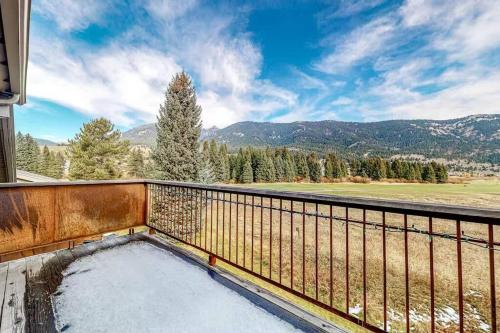 Cozy Condo Scenic Balcony Adjacent Golf Course in Big Sky, USA